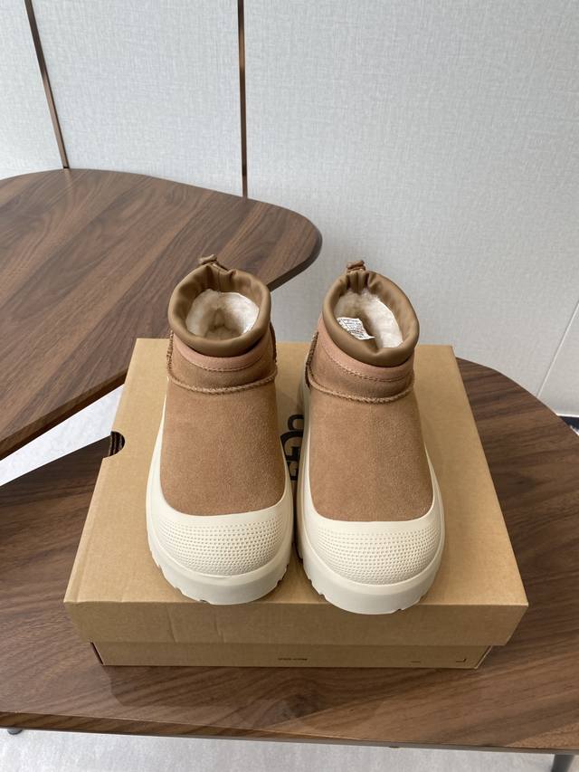 莞产Ugg Tasman Weather Hybrid一秒蹬 男女同款经典Tasman鞋型之上加入大橘底机能撞色设计，环保防水防雪材质兼具时髦与功能属性 同时搭