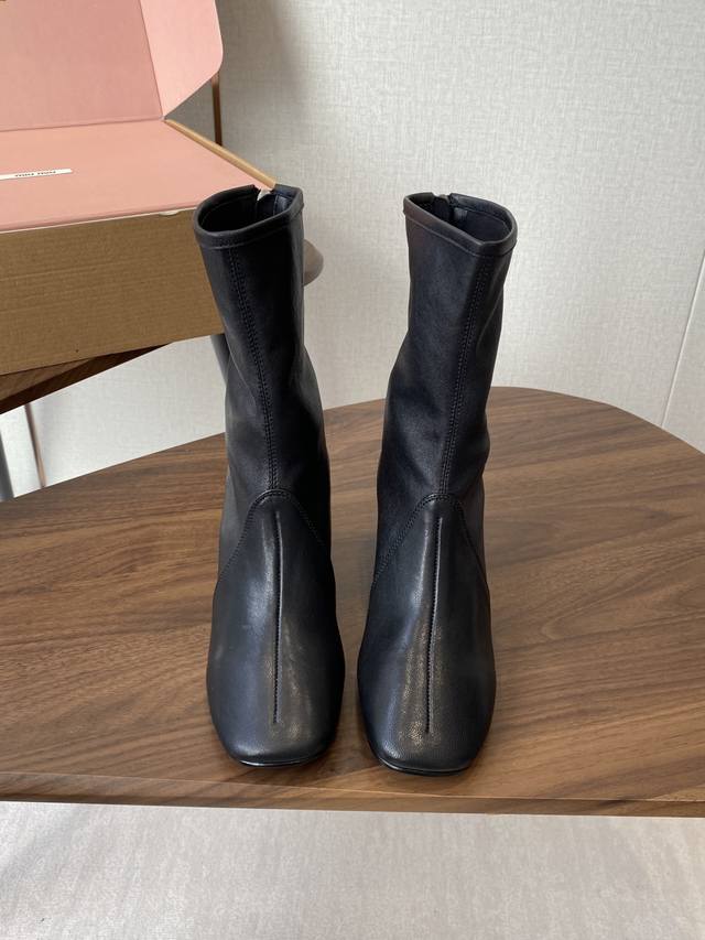 短靴 平底靴 高靴 Miu Miu 25Fw Deck Shoes新款弹力长筒靴 采用羊皮材质，鞋头为方头设计，带有乐福鞋的经典元素，鞋面上有醒目的黄色“Miu