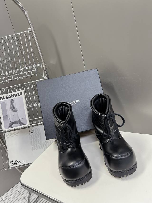 Balenciaga巴黎世家滑雪系列Skiwear最新款情侣阿拉斯加雪地靴 正品Rmb12 购入开发 完美复刻 设计师推出探索时尚界对于原创与挪用的概念、以全新