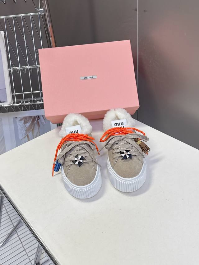Miumiu缪缪秋冬走秀款饼干鞋 厚底鞋 毛毛鞋 超多明星网红种草 简约的运动板鞋设计，极具辨识度的鞋舌，打造佛系甜美的休闲风~~上脚气场十足随意搭配，穿出与众