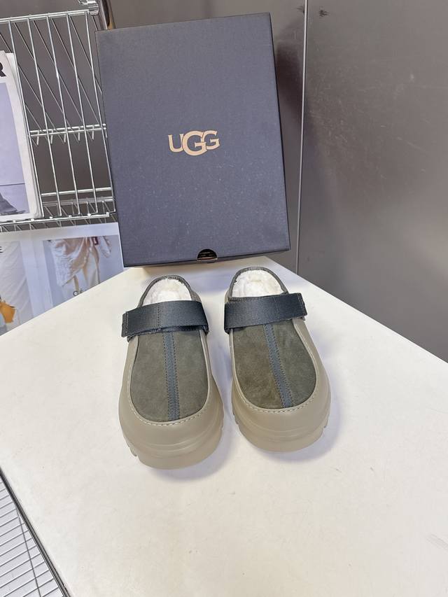 男装10 Ugg雪地靴秋冬最新厚底情侣款毛毛拖 秋冬必备毛毛鞋 真羊毛上脚超暖和 一款不会撞衫的鞋子 简约的隔板设计 细节处Logo点缀高级感满满 无论什么裤子