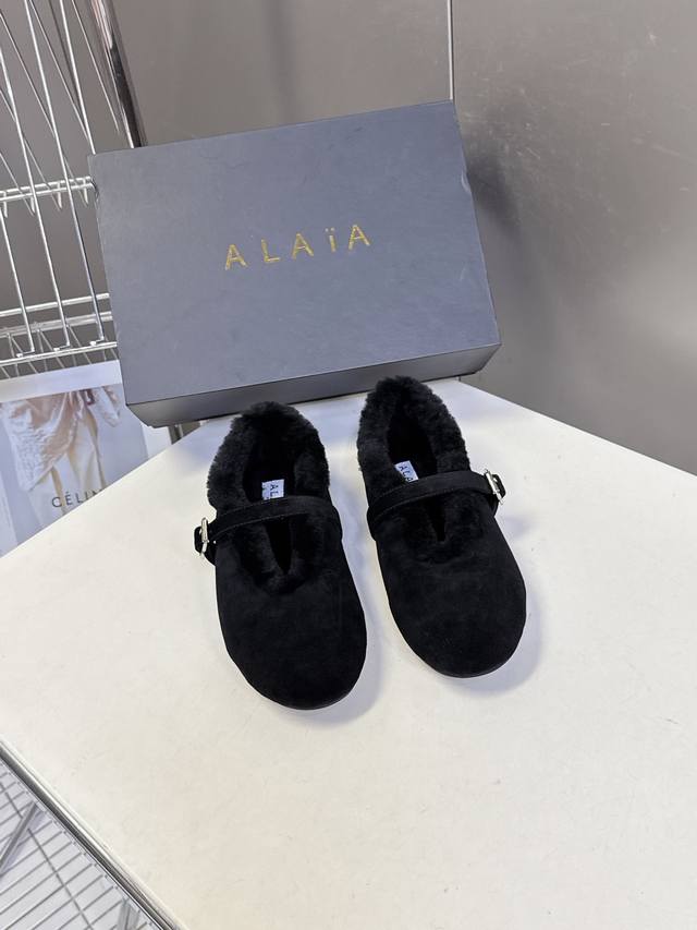 Alaia 阿莱亚秋冬走秀款平底玛丽珍毛毛鞋 章小蕙同款 甜酷仙女风 人气超高的一款毛里平底鞋，浪漫又迷人 舒适百搭配上不同款式，不同风格都能轻松驾驭，无论牛仔