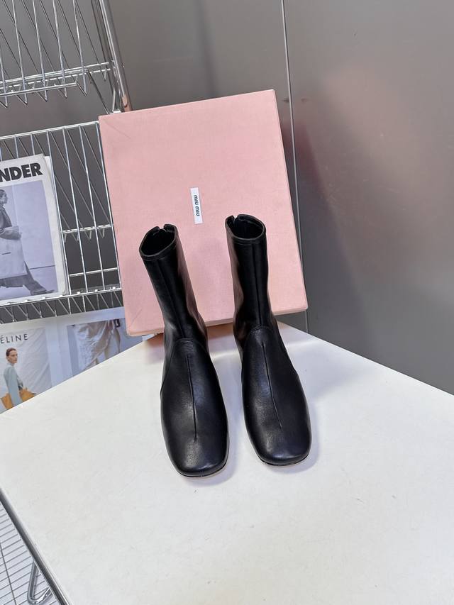 Miumiu缪缪2025秋冬最新走秀款短靴 秀款出镜率最高的单品 Miu家订货会一鞋难求 超多明星时尚博主种草 细节扣子原版一比一复刻 今年最值得入手的靴子 没