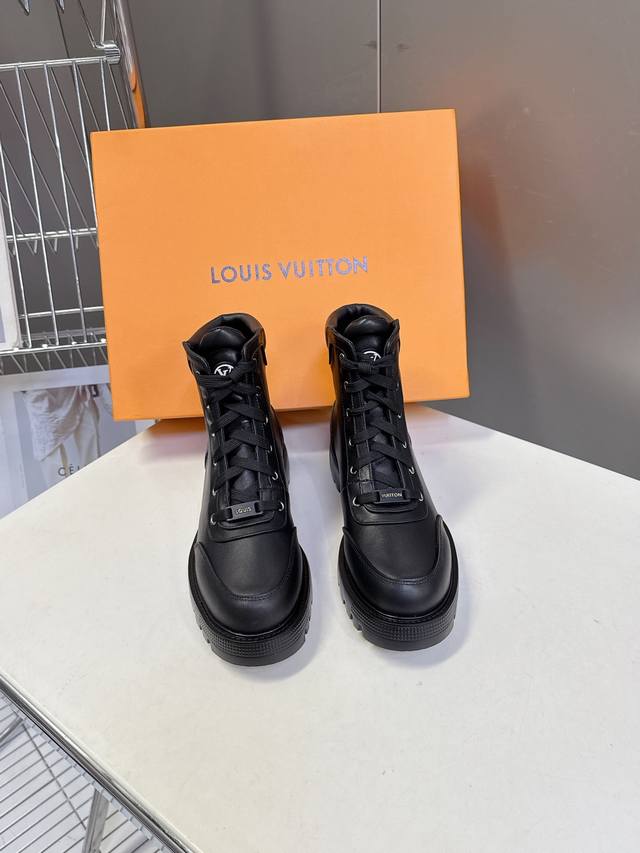 路易威登Louis Vuitton秋冬最新款马丁靴 超多明星时尚博主种草 原版一比一复刻打造 版型超级正 最新时尚的设计 火遍全网的靴子，上脚又酷又时髦 靴筒处