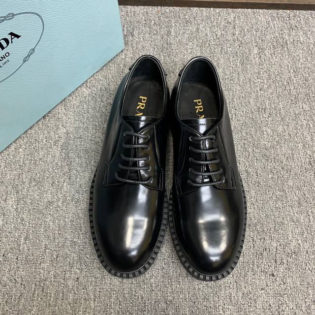 prada 普拉达情侣休闲皮鞋，1:1原单代购品质，顶级狠货，鞋面进口开边珠牛皮，内里垫脚均采用进口牛皮，配原版发泡大底，舒适，耐磨 Size：女款34-41