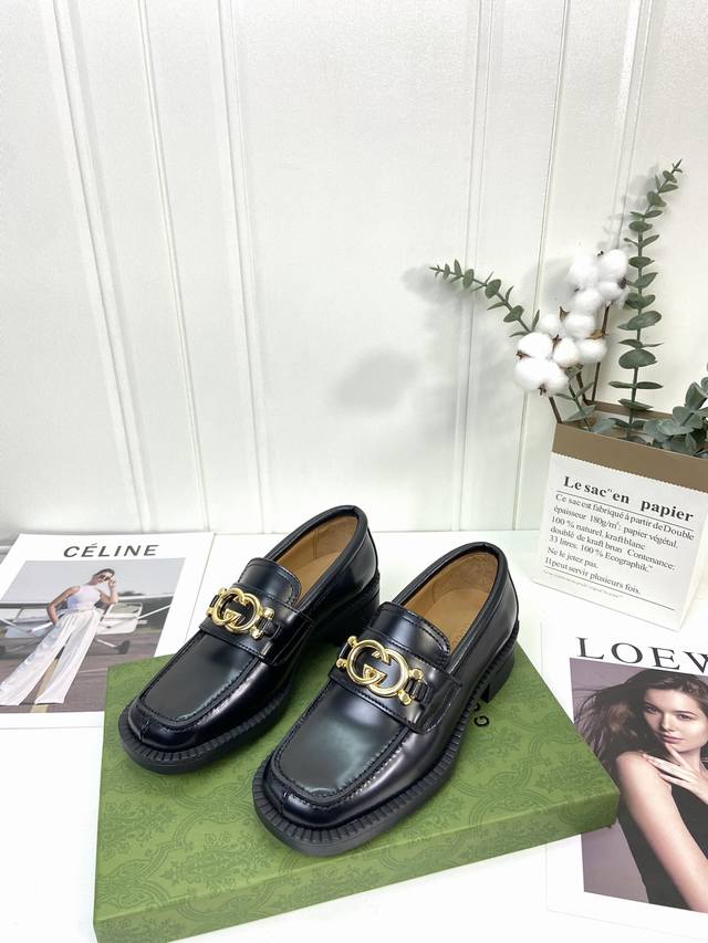 gucci｜古驰最新秋款金属大字母扣乐福鞋小皮鞋，100周年秀场大爆款。版型超正，细节到位非常高级百搭～～Gucci家的鞋一直很好穿，这款穿了感觉没穿一样超级贴
