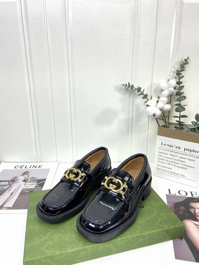 gucci｜古驰最新秋款金属大字母扣乐福鞋小皮鞋，100周年秀场大爆款。版型超正，细节到位非常高级百搭～～Gucci家的鞋一直很好穿，这款穿了感觉没穿一样超级贴