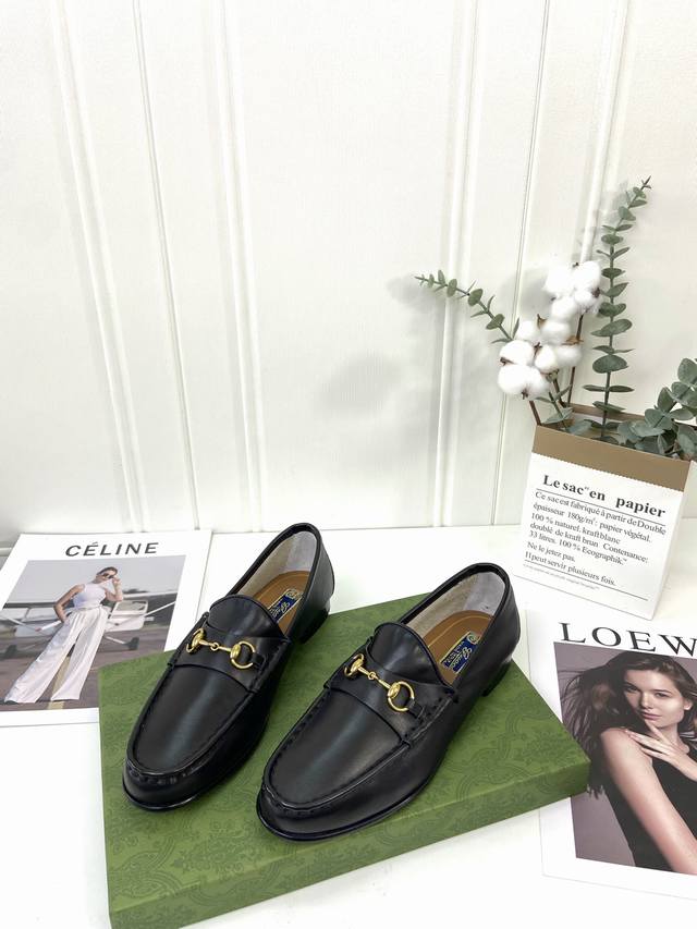 Gucc* G家马衔扣平底乐福鞋 1953马衔扣复古风乐福鞋， 鞋面:进口小牛皮，内里原版透气布里 水染牛皮垫脚，原版意大利真皮大底 Size：35-39 34