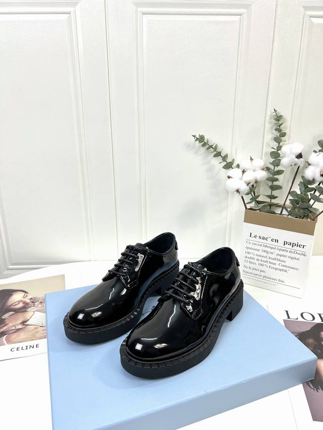 prada 普拉达情侣休闲皮鞋，1:1原单代购品质，顶级狠货，鞋面进口开边珠牛皮，内里垫脚均采用进口水染牛皮，配原版发泡大底，舒适，耐磨 Size：女款34-4