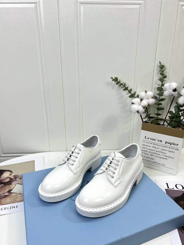 prada 普拉达情侣休闲皮鞋，1:1原单代购品质，顶级狠货，鞋面进口开边珠牛皮，内里垫脚均采用进口水染牛皮，配原版发泡大底，舒适，耐磨 Size：女款34-4