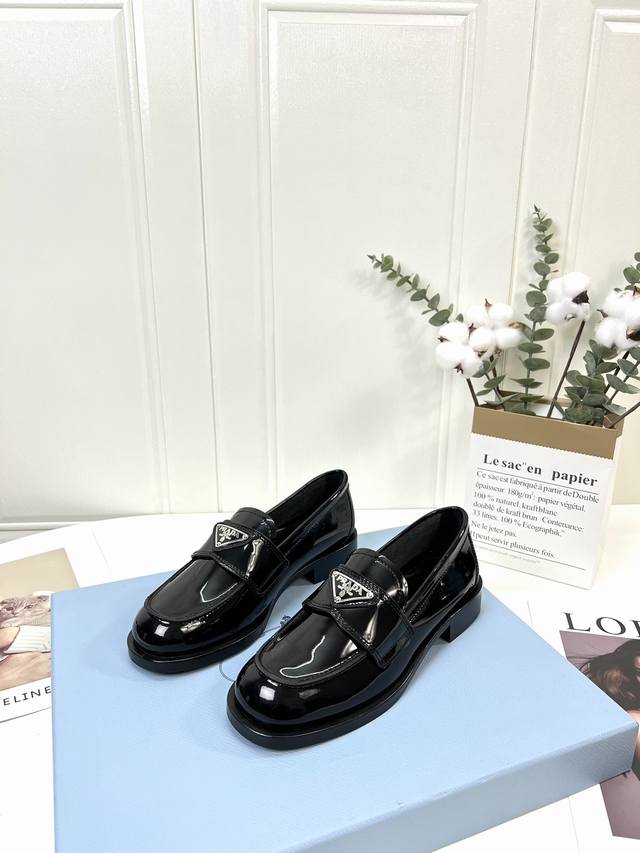 顶级代购版本 . prada普拉达走秀新品 金属三角Logo款 今年prada的设计简直不要太好看，未来感十足 高端大气的外观，上脚相当惊艳，最新系列比之前的更
