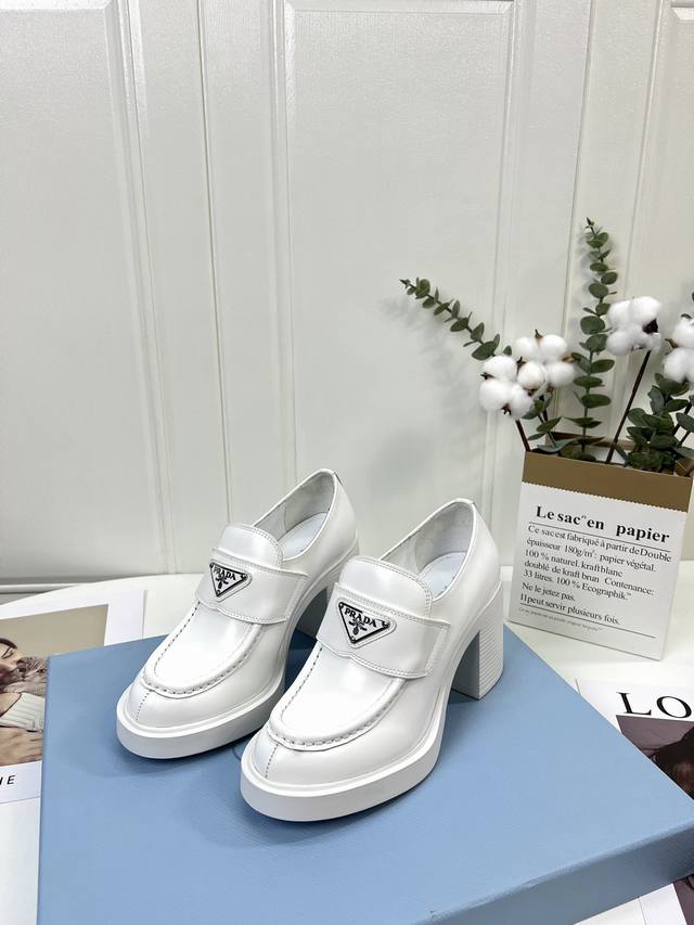 prad A Fw22 New Arrival～ p家 秋冬高跟乐福鞋新品 经典三角标乐福鞋，做高跟版本，也着有被惊艳到呀，专柜7月中上架 略显宽大的鞋型搭配粗
