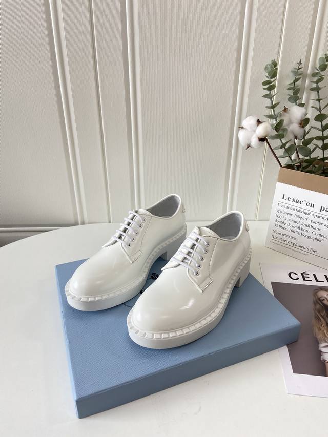 prada 普拉达情侣休闲皮鞋，1:1原单代购品质，顶级狠货，鞋面进口开边珠牛皮，内里垫脚均采用进口牛皮，配原版发泡大底，舒适，耐磨 Size：女款34-41