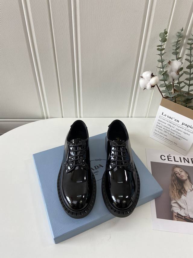 prada 普拉达情侣休闲皮鞋，1:1原单代购品质，顶级狠货，鞋面进口开边珠牛皮，内里垫脚均采用进口牛皮，配原版发泡大底，舒适，耐磨 Size：女款34-41