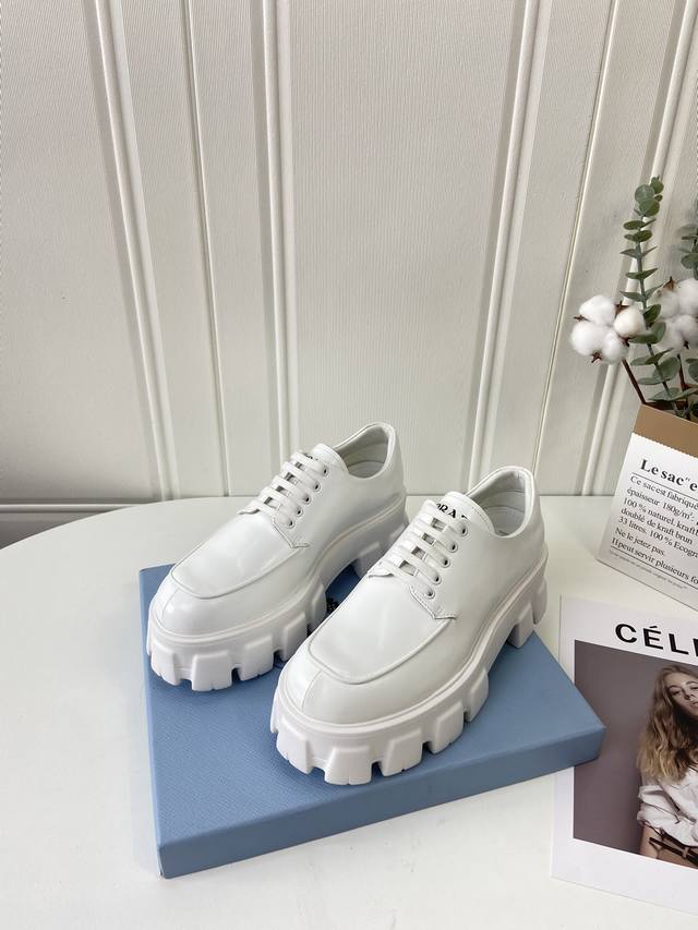 prad* Ss22New Arrival～ p家 新款，专贵4月新品 经典的车轮厚底+经典的乐福鞋面 鞋底不重，脚感超级舒适，增高5.5Cm 鞋面开边珠牛皮，