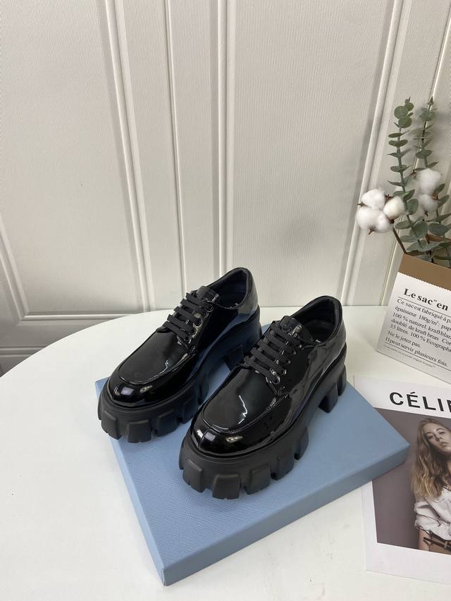 prad* Ss21New Arrival～ p家 新款，专贵4月新品 经典的车轮厚底+经典的乐福鞋面 鞋底不重，脚感超级舒适，增高5.5Cm 鞋面开边珠牛皮，