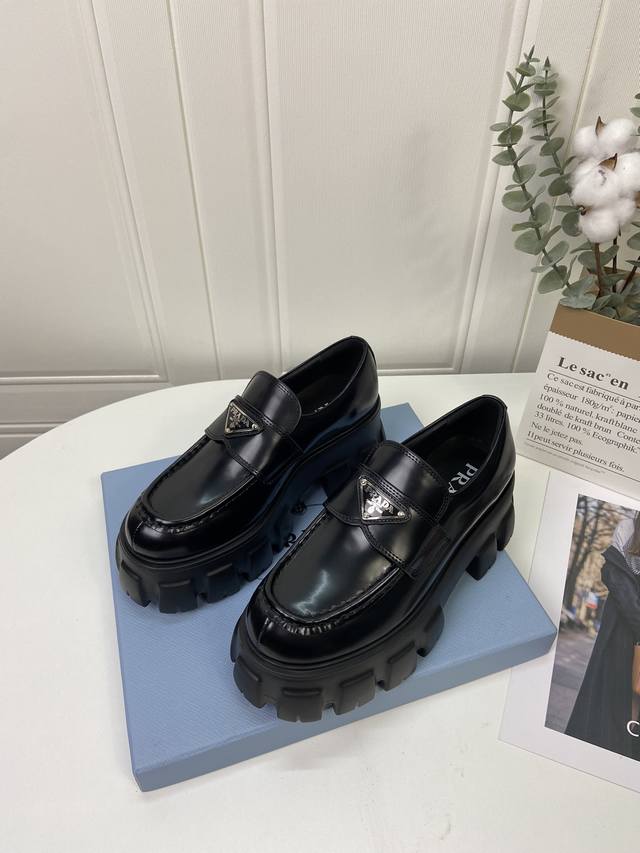 prad* Ss21New Arrival～ p家 新款，专贵4月新品 经典的车轮厚底+经典的乐福鞋面 鞋底不重，脚感超级舒适，增高5.5Cm 鞋面开边珠牛皮，