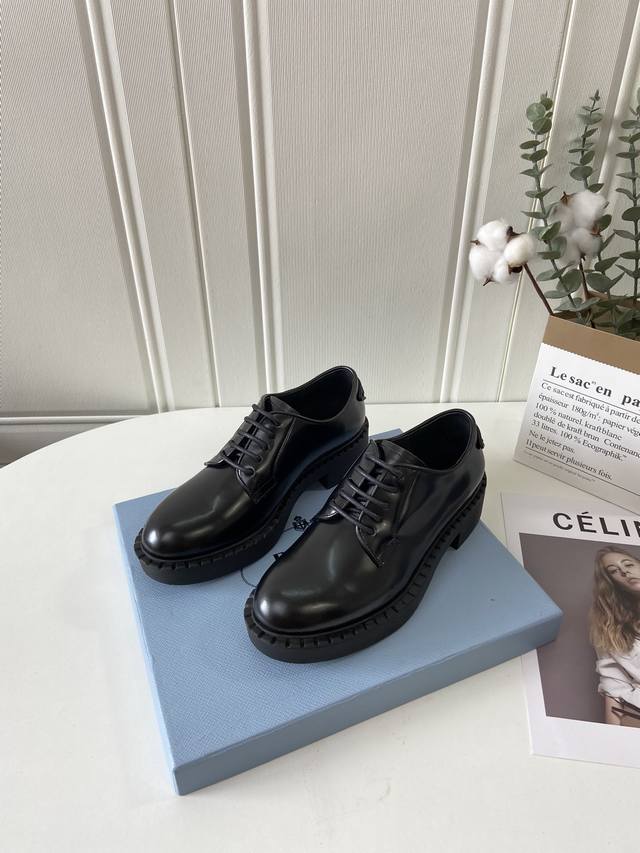 prada 普拉达情侣休闲皮鞋，1:1原单代购品质，顶级狠货，鞋面进口开边珠牛皮，内里垫脚均采用进口牛皮，配原版发泡大底，舒适，耐磨 Size：女款34-41