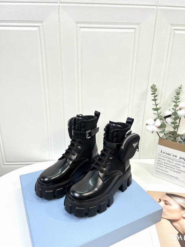 代购级 prad 家22Ss早春新品！经典靴型+英伦拼色设计，经典耐看！原版倒模楦型，极致1:1形体，进口高端织针呈现出精致质感！ 开模定制A级大底，奢华包装！
