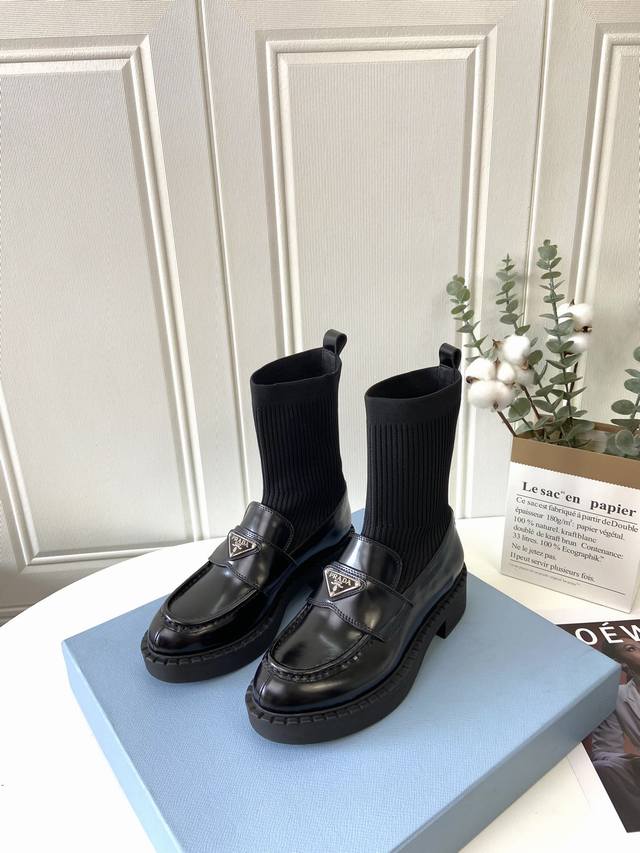 size：35-39 40订做不退换 pr*Da袜子乐福鞋！搭配的时候比运动鞋更容易出彩！可以很轻松的挑战很多种风格，可俏皮可成熟可复古可优雅。哪都挺好，就是我