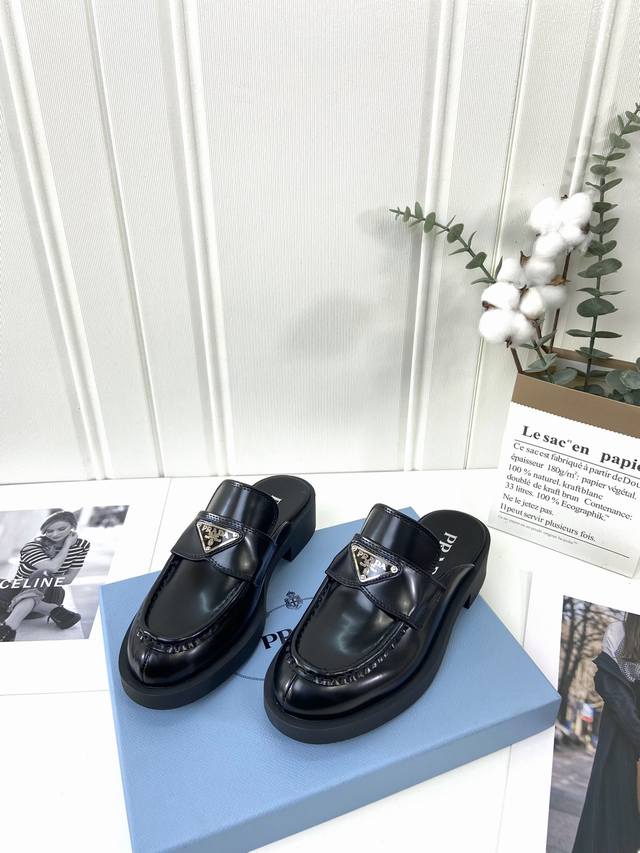 prad* 家 春夏升级版三角标乐福拖鞋 相比于去年的老款乐福鞋 这款的三角标改做了银色 沿条位置增加了齿轮印设计 感觉更加秀气时髦啦！厚底的设计上脚能增高不少