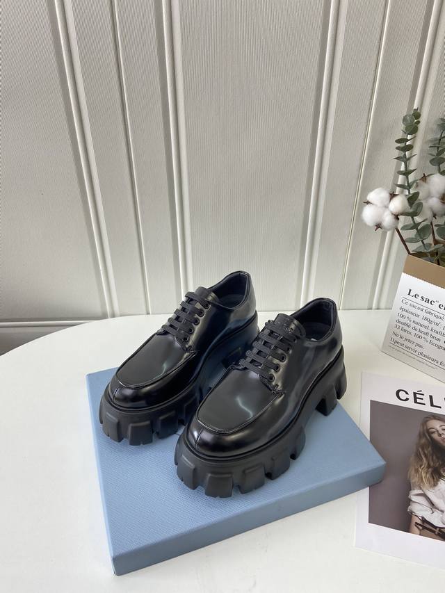 prad* Ss21New Arrival～ p家 新款，专贵4月新品 经典的车轮厚底+经典的乐福鞋面 鞋底不重，脚感超级舒适，增高5.5Cm 鞋面开边珠牛皮，