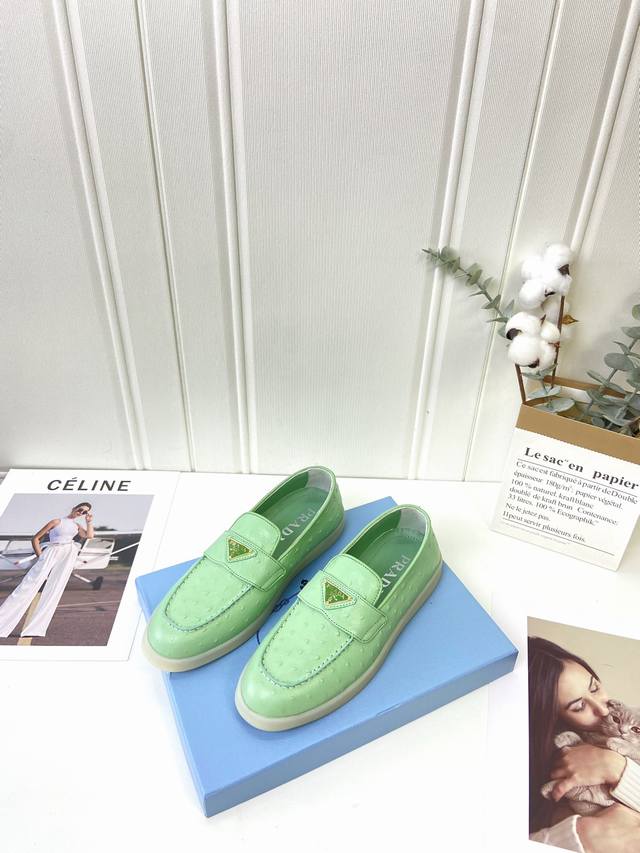 工厂p批 男码20 prada New新款乐福鞋 低调奢华懒人鞋，富人的不二选择！ 软胶底素有踩云感之称～舒适度百分百 材质与工艺- 鞋面： 进口鸵鸟纹牛皮 内