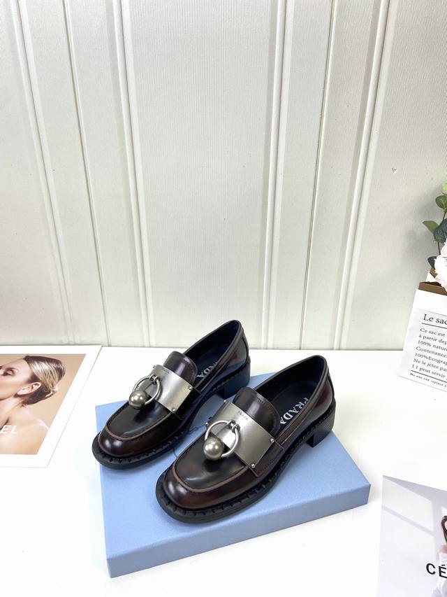 出厂价pp： 品牌：prada 普拉达 等级： 原单品质 鞋面：原版开边珠牛皮 内里：原版水染牛皮+牛皮垫脚 原版：开模定制A级高密Tpu大底 码数：35-41