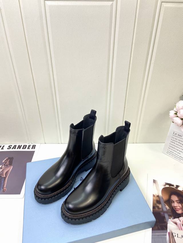 工厂p批 prada Fw24 New Arrival～ p家 秋冬切尔西短靴新品 经典的p家靴型，搭配擦色牛皮鞋面， 靴口搭配松紧材质、质感和细节拉满 鞋底有