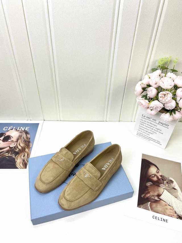 工厂p批 顶级代购版本 . prada普拉达走秀新品 金属三角Logo款 今年prada的设计简直不要太好看，未来感十足 高端大气的外观，上脚相当惊艳，最新系列