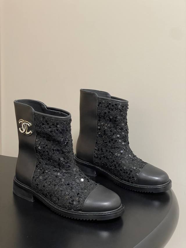 25Fw秋冬新款Chanel小香双C扣短靴 毛呢短筒及踝靴厚底短靴 舒适慵懒却不失生活态度 百搭鞋型 日常出行需求轻松满足！随意搭配都很独特高级，体验各种不同的