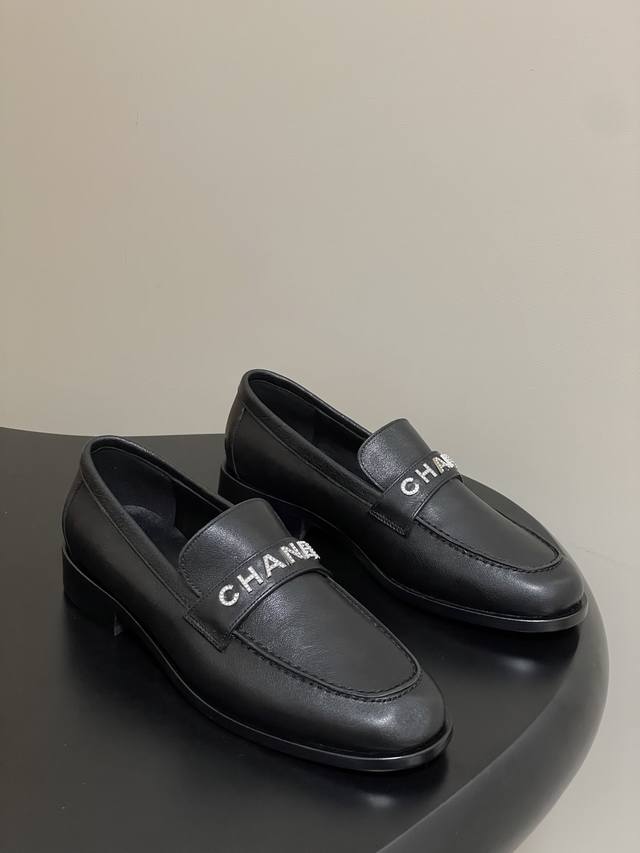 早秋新款 Chanel 小香25B 水晶钻双C扣乐福鞋厚底穆勒半拖鞋 鞋面饰以经典元素水晶钻双C扣，粗跟设计与双C扣前后呼应！一年四季皆可穿 不管什么时候拿出来