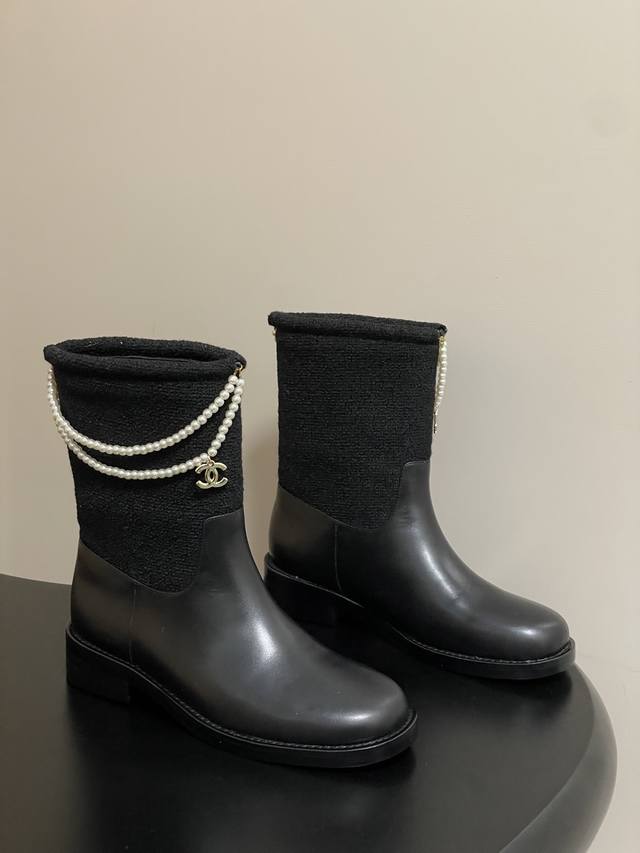 高版本 秋冬新款 Chanel小香25B新品四叶草双C扣珍珠链条短靴一脚蹬短筒踝靴 标志性的双C元素与幸运的四叶草巧妙结合，链条的装饰为靴子增添了一份随性与不羁