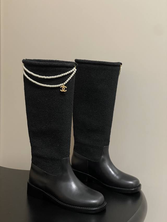 高版本 秋冬新款 Chanel小香25B新品四叶草双C扣珍珠链条长靴一脚蹬直筒靴骑士靴 标志性的双C元素与幸运的四叶草巧妙结合，链条的装饰为靴子增添了一份随性与