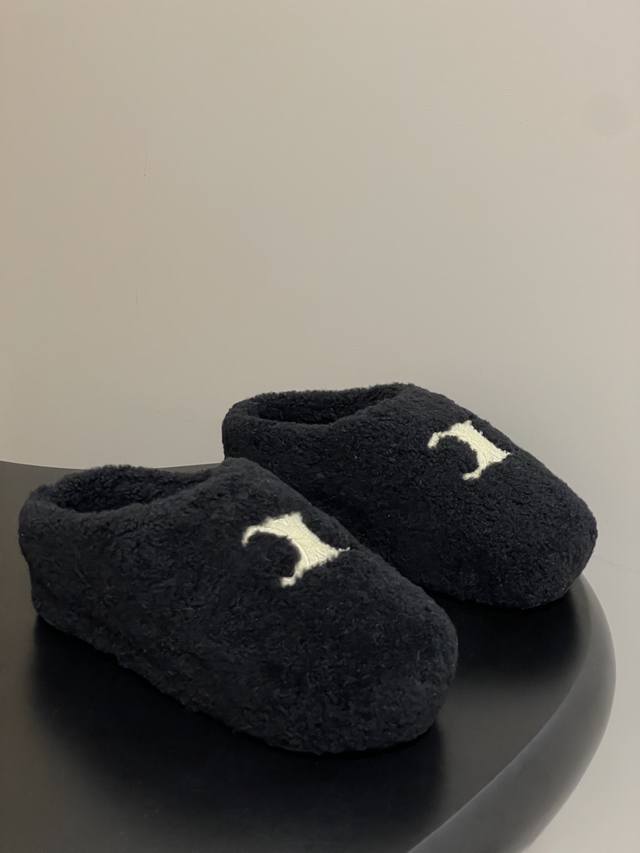 顶级品质 25Fw秋冬新款 Celine 赛琳 凯旋门厚底穆勒鞋羊毛半拖鞋毛毛鞋 这双鞋简直是时髦与舒适的完美结合 穿上它 仿佛一秒置身于浪漫的巴黎街头。厚底设