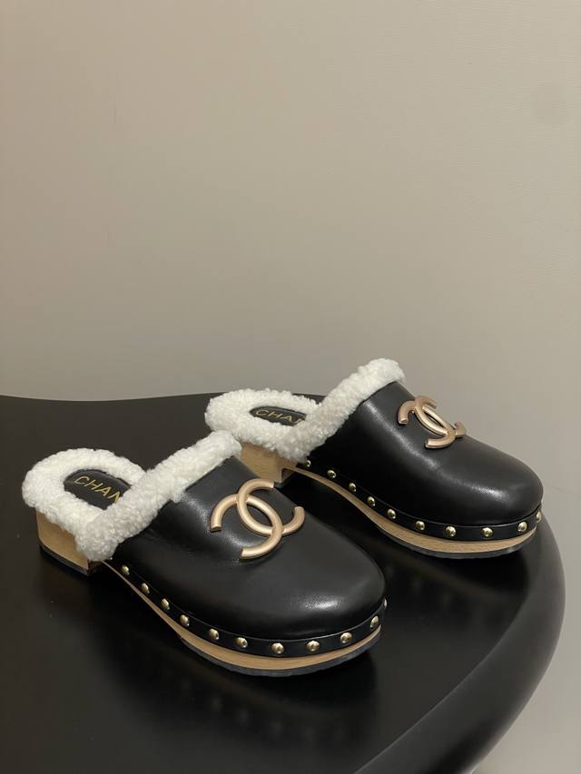 秋冬新款Chanel 25A小香经典双C扣羊毛拖鞋包头厚底实木底穆勒毛拖鞋 标志性的链条双C扣闪耀夺目，自带贵气，为拖鞋注入品牌灵魂，是身份与品味不言而喻的象征
