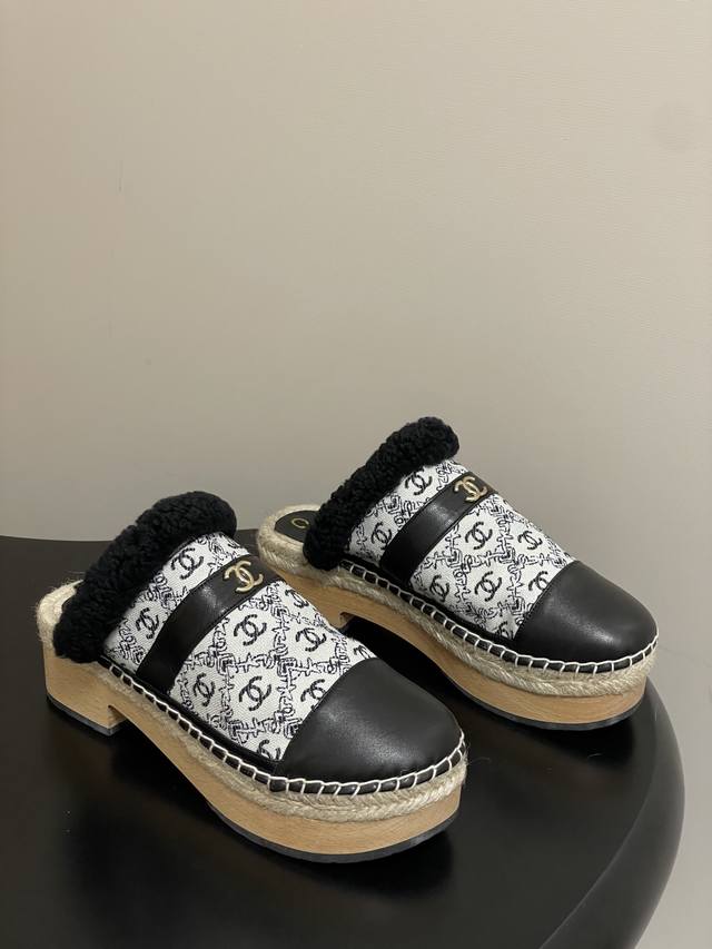 秋冬新款Chanel 25A小香经典链条双C扣羊毛拖鞋包头厚底实木底穆勒毛拖鞋 标志性的链条双C扣闪耀夺目，自带贵气，为拖鞋注入品牌灵魂，是身份与品味不言而喻的