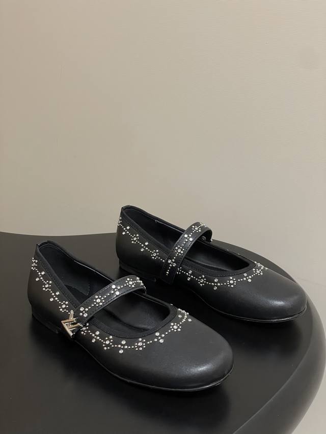 25Ss春季新款Louis Vuitton Lv Romy 平底芭蕾鞋水钻玛丽珍鞋 本款 Romy 平底芭蕾鞋取材柔软羊皮革，令莹泽饰钉构筑而成的繁复图案贯穿鞋