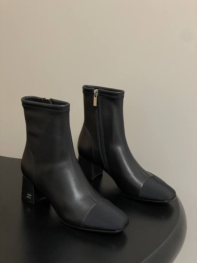 万年经典款 Chanel 小香经典方头侧拉链弹力短靴粗跟及踝靴 绝绝子系列走秀款，香家简约气质高奢风延续。侧拉链设计易穿 易脱！弹力皮面料非常柔软，包裹性强，穿