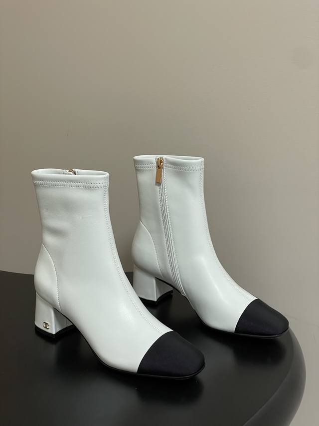 万年经典款 Chanel 小香经典方头侧拉链弹力短靴粗跟及踝靴 绝绝子系列走秀款，香家简约气质高奢风延续。侧拉链设计易穿 易脱！弹力皮面料非常柔软，包裹性强，穿