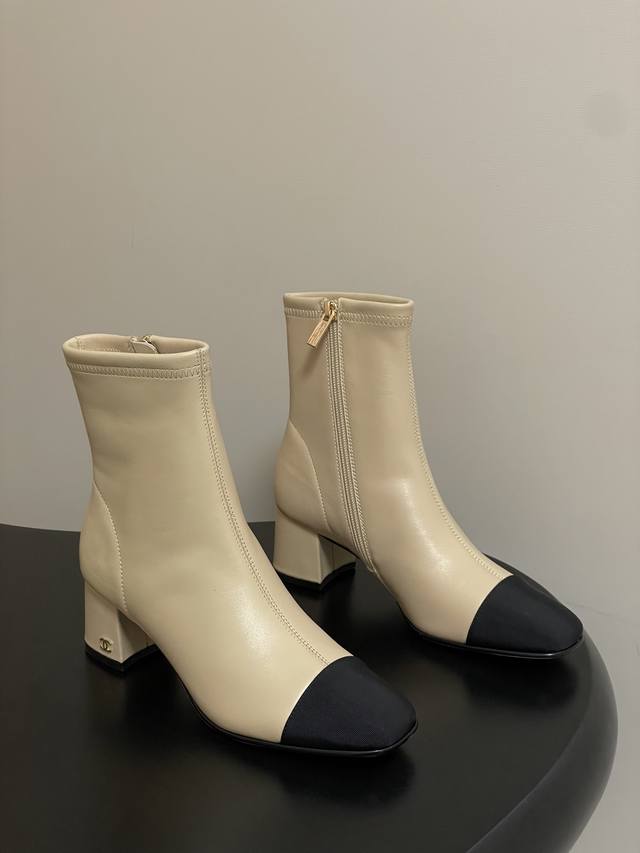 万年经典款 Chanel 小香经典方头侧拉链弹力短靴粗跟及踝靴 绝绝子系列走秀款，香家简约气质高奢风延续。侧拉链设计易穿 易脱！弹力皮面料非常柔软，包裹性强，穿
