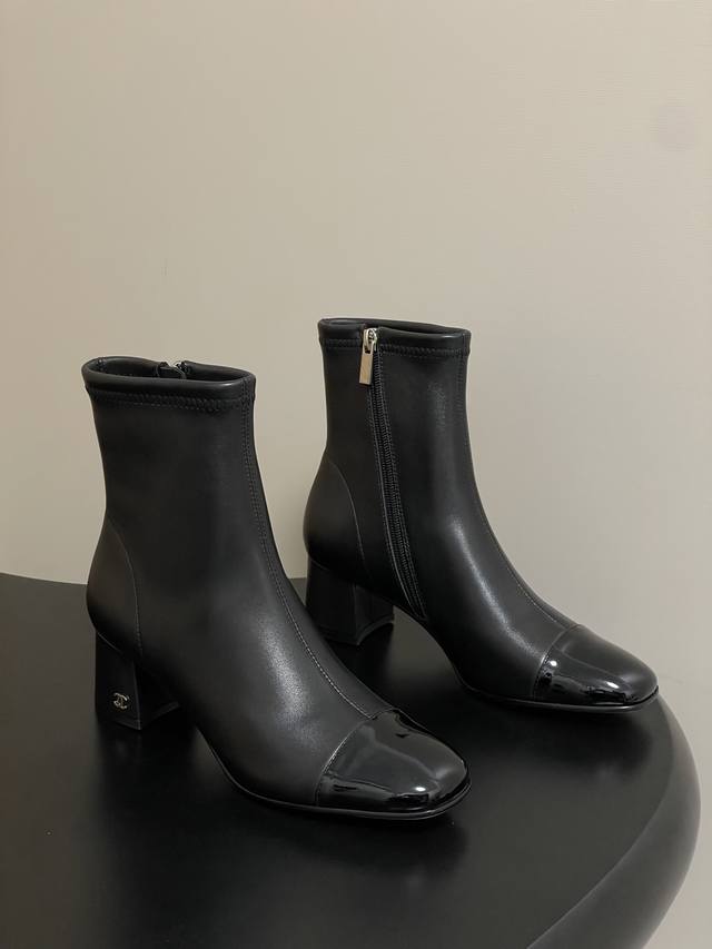万年经典款 Chanel 小香经典方头侧拉链弹力短靴粗跟及踝靴 绝绝子系列走秀款，香家简约气质高奢风延续。侧拉链设计易穿 易脱！弹力皮面料非常柔软，包裹性强，穿