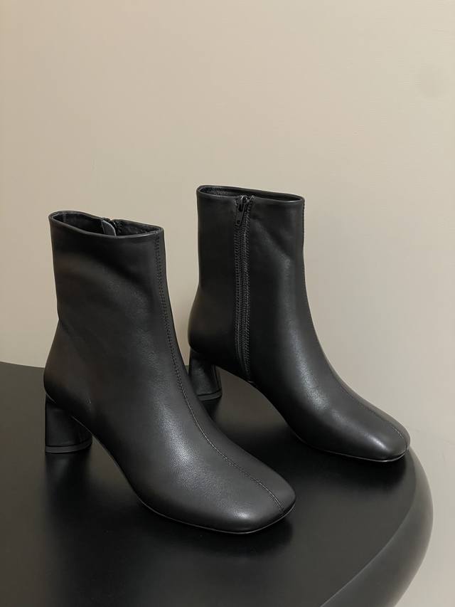 25S秋冬新款 Balenciaga巴黎世家 走秀款方头短靴 巴黎时装周重磅新品 海外各大博主相继大秀金卡戴珊Kardashian Kollection欧美天后
