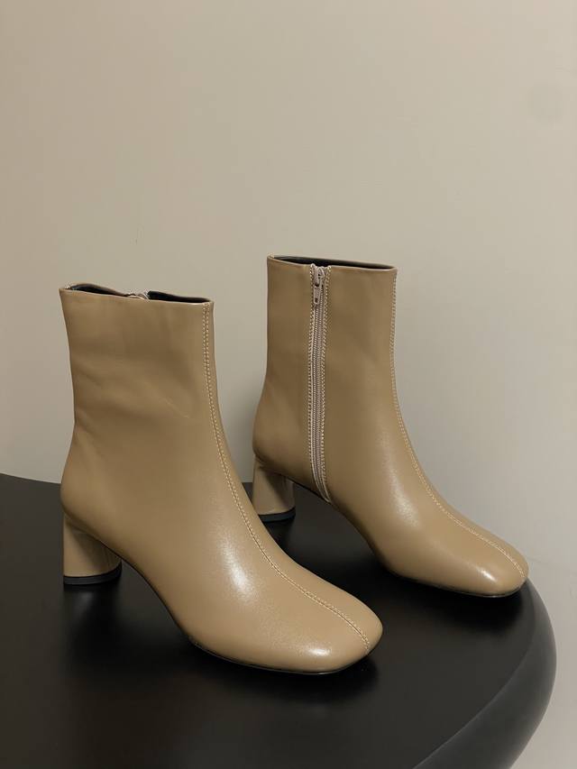 25S秋冬新款 Balenciaga巴黎世家 走秀款方头短靴 巴黎时装周重磅新品 海外各大博主相继大秀金卡戴珊Kardashian Kollection欧美天后