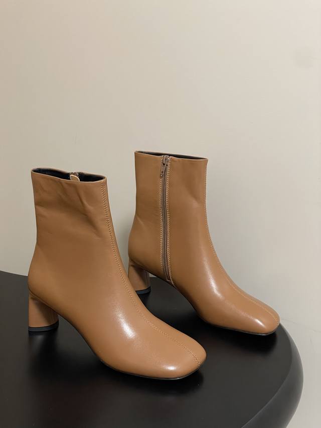 25S秋冬新款 Balenciaga巴黎世家 走秀款方头短靴 巴黎时装周重磅新品 海外各大博主相继大秀金卡戴珊Kardashian Kollection欧美天后