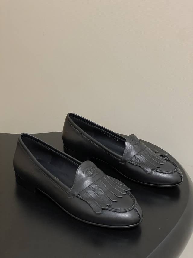 25早秋新款 Chanel小香Vintage中古老钱风乐福鞋经典双C复古流苏平底单鞋 鞋面饰以经典元素刺绣双C Logo配搭流苏，一年四季皆可穿 不管什么时候拿