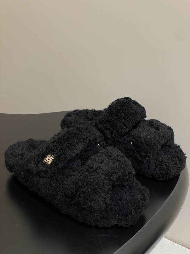 25Ss秋冬新款Miu Miu 缪缪 两带魔术贴厚底凉拖鞋毛毛拖鞋厚底毛毛鞋 采用双魔术贴设计，增加了鞋子的层次感和时尚感，同时魔术贴的设计也能更好地调节松紧度
