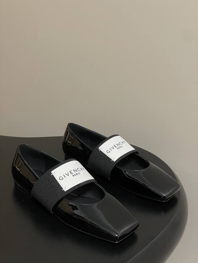 顶级品质 2025Fw早秋新款Givenchy 纪梵希 章若楠同款Sliced Square芭蕾舞平底鞋大爆款平底漆皮松紧带玛丽珍单鞋绝美芭蕾舞鞋 裁切方头，轻