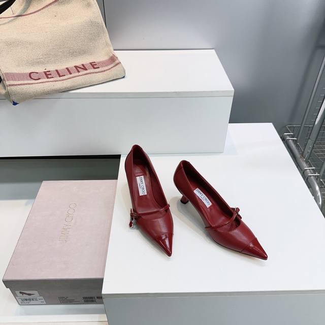 高品质出厂 ！顶级品质Jimmy Choo25Ss秋冬新品珍珠吊坠尖头高跟单鞋！ 经典的珍珠吊坠装饰 巧妙修饰脚型 为双足添一抹灵动韵致。 光泽柔和闪耀与皮质的