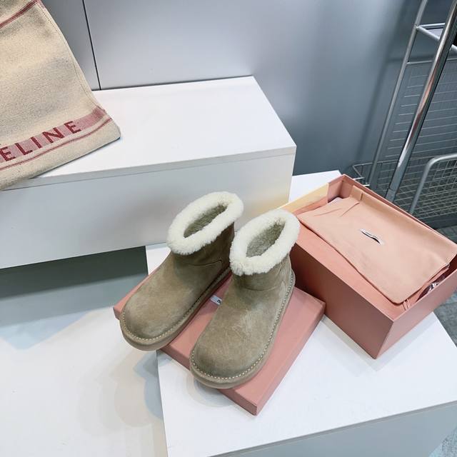 高品质出厂 ！顶级品质Miu Miu缪缪2025冬季新款简易圆头羊羔毛雪地靴！ 一般冬天的雪地靴都很厚重 Miu家今年冬天出的这款就很可爱嘛 简约的圆头设计，侧